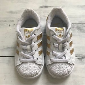 🆕 NWOT Toddler Adidas Superstar sneakers. Size 6.